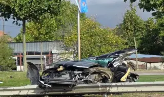 Кола се разцепи на две след удар в дърво в София, има загинал
