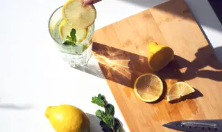 Какви са ползите за здравето от чаша топла вода с лимон