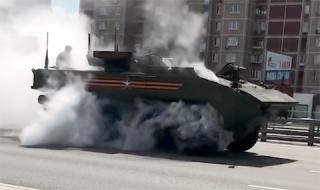 Най-новият руски бронетранспортьор се запали след парада в Москва (ВИДЕО)