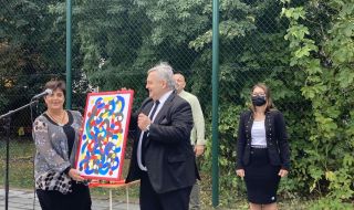 Посланик Петков дари картина на БСУ „Христо Ботев“ в Словакия