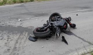 Борят се за живота на мотоциклетист, катастрофирал в паркиран микробус в Петричко