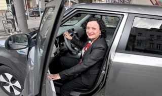 Министър Василева се качи в Kia
