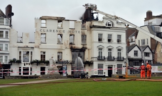Огън изпепели най-стария хотел във Великобритания