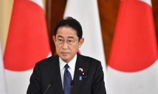 Японският премиер се върна към предизборната си кампания след хвърлената по него бомба 