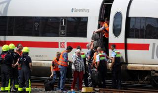 Мъж бутна майка и дете пред влак в Германия
