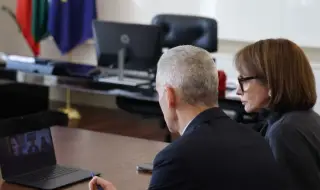 Премиерът Андрей Гюров и външният министър Надежда Нейнски разговаряха с разследващия журналист Христо Грозев