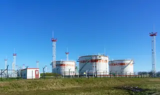 Удар на 1500 км от фронта: Гори рафинерия на „Лукойл“ в Перм