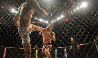 MMA боец нокаутира опонент със счупения си крак (ВИДЕО)