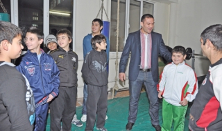 Кобрата раздаде подаръци на децата от дома в Благоевград