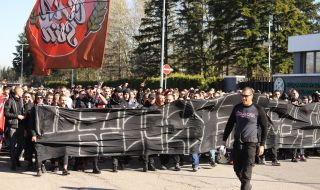 Агитката на ЦСКА тръгна на протестно шествие от БФС към стадион „Славия“ (СНИМКИ)