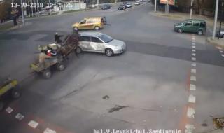 Катастрофа в Хасково, три каруци се разбиха в кола (ВИДЕО)