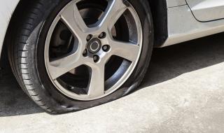 Врачанка наряза гумите на два автомобила