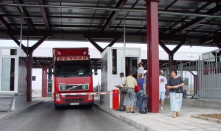 Крият скъпи птички под седалки на коли