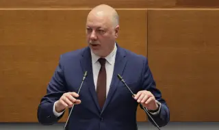 Belobradova gave Zhelyazkov to sign his resignation 