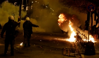 Сблъсъци между анархисти и полицаи в Гърция