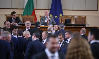 Цирк и скандали в парламента прекъснаха работата на депутатите въпреки натоварения дневен ред