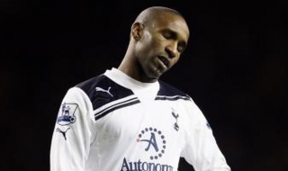 И Дефоу напусна лагера на Англия