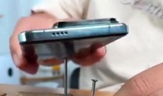 Xiaomi 14 Pro забива пирони вместо чук (ВИДЕО)