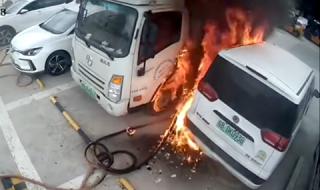 Електромобил пламна по време на зареждане и подпали паркинг (ВИДЕО)