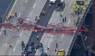 Кран падна на мост в Ню Йорк (Видео)