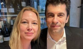Съпругата на Кирил Петков събира сили за изборите в Канада (СНИМКИ)