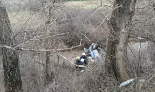 Двама души загинаха, а други двама са ранени след като кола падна в дере край с. Войводово