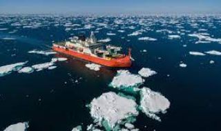 Ледоразбивач пое на спасителна мисия към австралийска изследователска станция в Антарктида