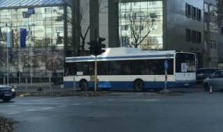 Мъж открадна автобус и помете три коли в Русе
