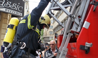 Гори сграда в центъра на София