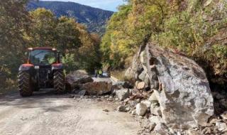 15-тонна скала се стовари на пътя за Рилския манастир