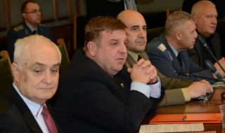 Каракачанов: Водят се разговори и за придобиване на подводница