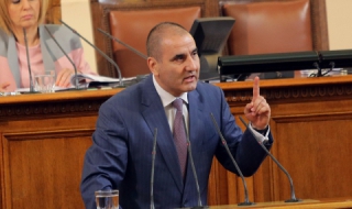 Цветанов: Лазаров може да бъде само добър помагач в пресцентъра на МВР