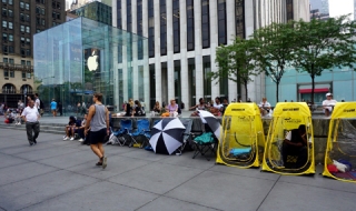Пак опашки пред магазините на Apple
