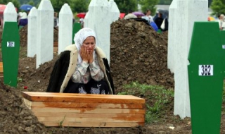 Заподозрян в изнасилване и убийство  беше заровен жив в гроба на жертвата си
