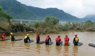 Наводнения в Южна Корея, 33 души са загинали