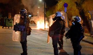 Напрежение! Гръцката полиция използва сълзотворен газ срещу мигрантите