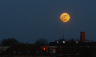 Супер Луна в нощта срещу неделя