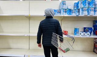 Британските супермаркети ограничиха покупките заради паническото пазаруване