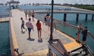 Хлапаци скачат от Моста в Бургас, хитруват с охранителните камери (ВИДЕО)