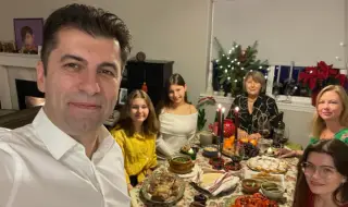 Кирил Петков с Линда и децата при майка ѝ в Канада за Коледа 