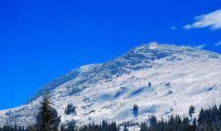 Добри са условията за туризъм в планините, по високите части има снежна покрива