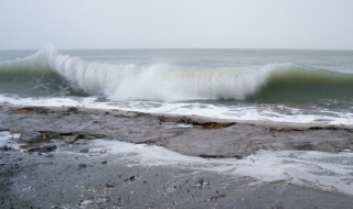 Морето заля Моста в Бургас и пътя за солниците