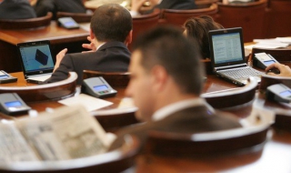 Приеха без дебати Закона за администрацията