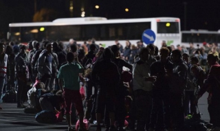 Влак с мигранти и 40 хърватски полицаи задържан в Унгария