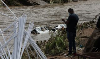 Най-малко 341 души са загинали в резултат от наводненията в ЮАР