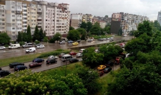 Проливен дъжд във Варна наводни улици и сгради, потоп в Турия