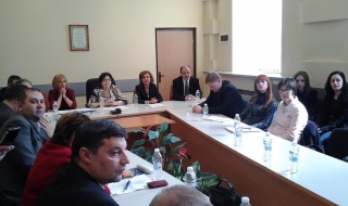 Манолова иска забрана за потребителски спорове пред арбитраж