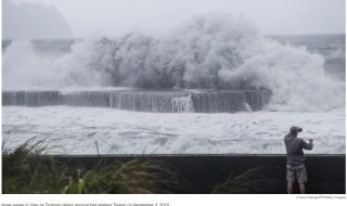 Тайфунът „Хайкуи“ удари Тайван ВИДЕО