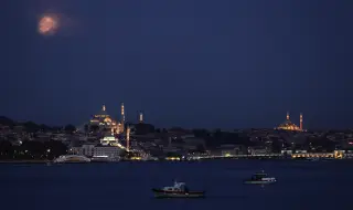 Танкери от руския „сенчест флот“ се натъкнаха на мини край бреговете на Турция