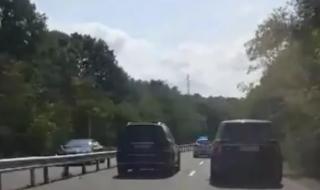 Вижте как полицаи принудиха два мощни джипа да карат с 80 км/ч ВИДЕО